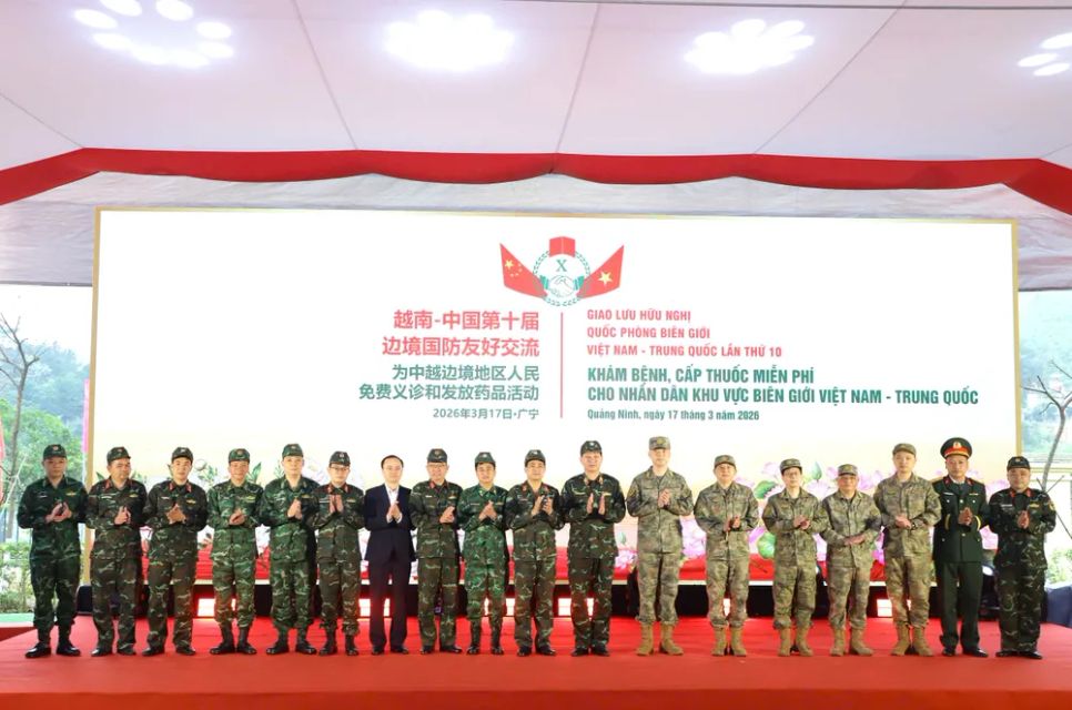 Lực lượng quân y hai nước tham dự khai mạc chương trình khám chữa bệnh cho nhân dân vùng biên giới. Ảnh: BQP