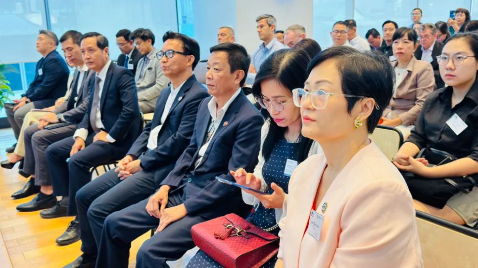 Đại diện các doanh nghiệp tham dự tọa đàm. Ảnh: ĐÌNH DƯ