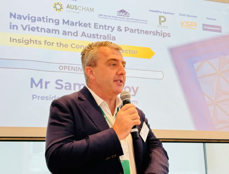 Ông Sam Conroy, Chủ tịch AusCham Vietnam, phát biểu tại tọa đàm. Ảnh: ĐÌNH DƯ