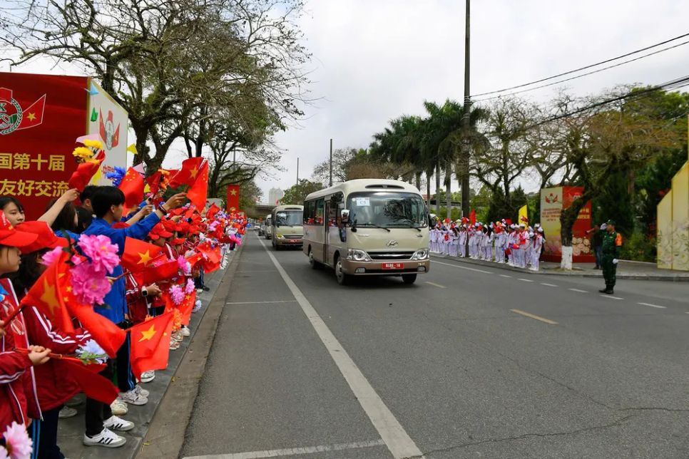 Quang cảnh tổng duyệt các hoạt động trên đường phố tại phường Móng Cái 1. Ảnh: HẠNH HUY