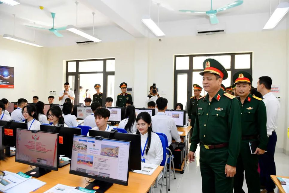 Thượng tướng Nguyễn Trường Thắng kiểm tra công tác chuẩn bị tại Trường THPT Trần Phú. Ảnh: HẠNH HUY