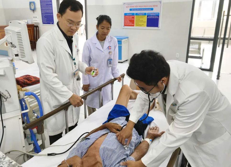 Các bác sĩ luân phiên công tác tại Côn Đảo theo dõi sát bệnh nhân trong quá trình truyền thuốc tiêu sợi huyết.