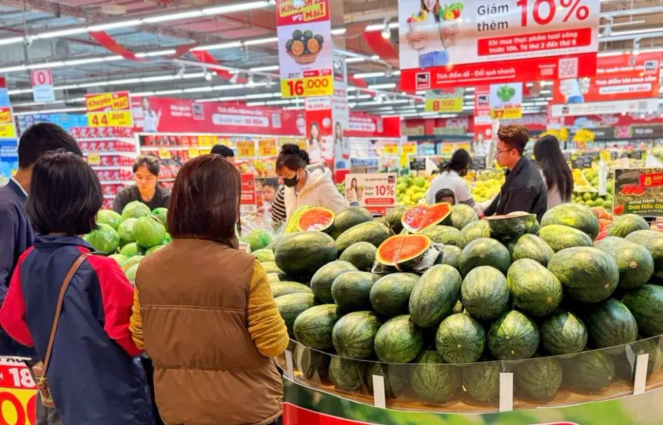 Người tiêu dùng chọn mua trái cây tại siêu thị