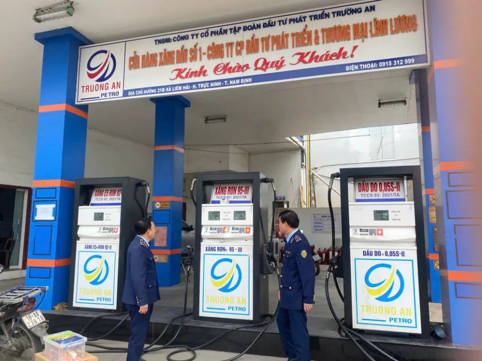 Cán bộ quản lý thị trường thuộc Đội Quản lý thị trường số 7 kiểm tra và xác minh tại cửa hàng xăng dầu vi phạm. Ảnh: DMS