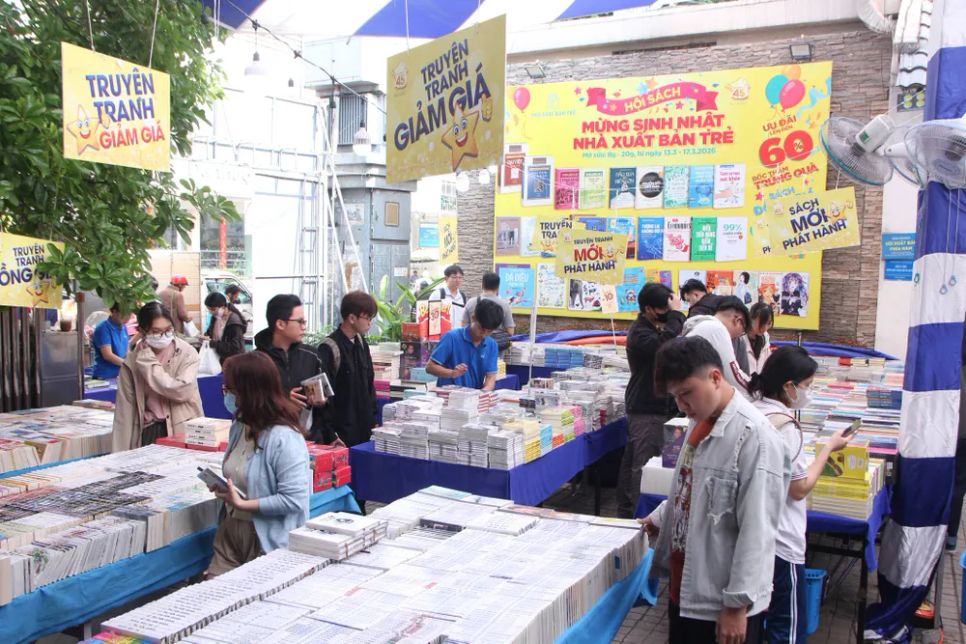 Bạn đọc tham quan Hội sách mừng sinh nhật 45 năm của Nhà xuất bản Trẻ