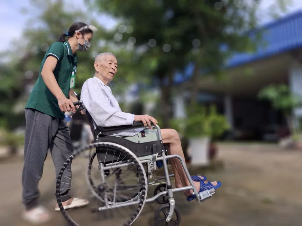 Nhân viên Viện dưỡng lão Tâm An chăm sóc cho NCT