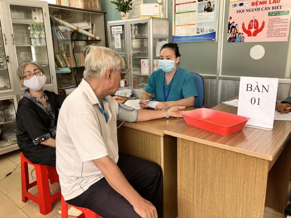 Nhân viên y tế thăm khám sức khỏe cho người cao tuổi