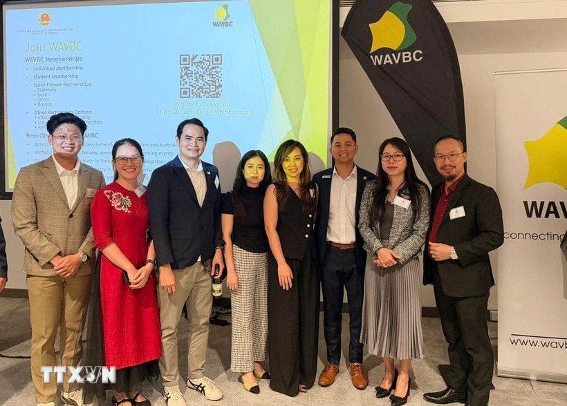 Đoàn doanh nghiệp chụp hình cùng Tổng Lãnh Sự Việt Nam. Ảnh: TTXVN