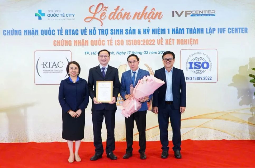 Đại diện Văn phòng Công nhận Chất lượng Quốc gia trao chứng nhận ISO cho Khoa Xét nghiệm BV Quốc tế City.