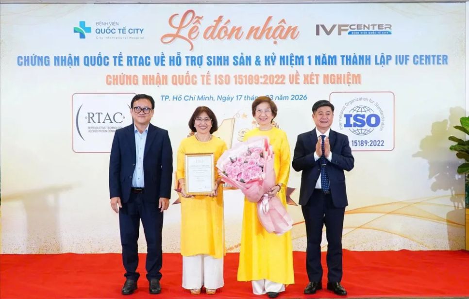 ThS-BS Đinh Anh Tuấn, Cục trưởng Cục Bà mẹ và Trẻ em, Bộ Y tế và TS-BS-CK2 Huỳnh Minh Chín, Phó Giám đốc Sở Y tế TPHCM trao chứng nhận RTAC về IVF cho Bệnh viện Quốc tế City.