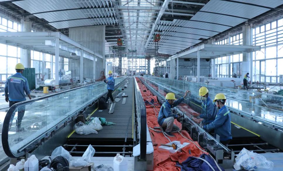 Các kỹ sư lắp đặt hệ thống thang máy phục vụ hành khách, phi hành đoàn và thang cuốn vận chuyển hàng hóa tại nhà ga sân bay Long Thành ẢNH: XUÂN TRUNG