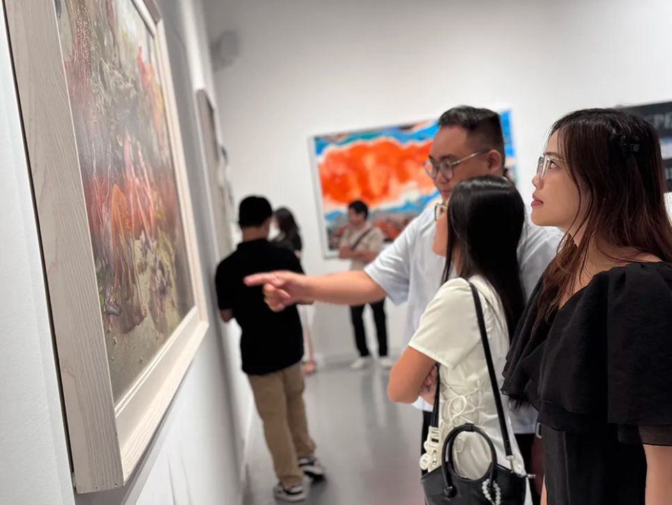 Bạn trẻ tìm đến triển lãm nghệ thuật để cân bằng tinh thần sau những giờ làm việc căng thẳng