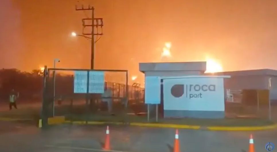 Khu vực xảy ra vụ cháy tại nhà máy lọc dầu Olmeca. Ảnh: GRUPO FÓRMULA