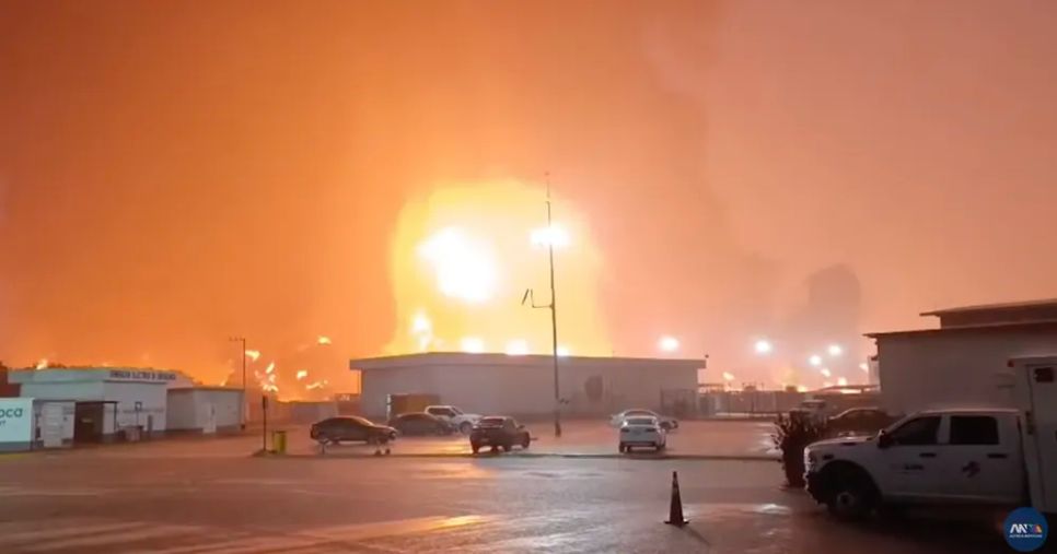 Khu vực xảy ra vụ hoả hoạn tại nhà máy lọc dầu Olmeca. Ảnh: AZTECA NOCITIAS