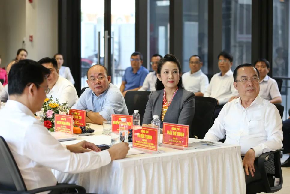 Các đại biểu tại Lễ bàn giao công trình Rạp xiếc và biểu diễn đa năng Phú Thọ. Ảnh: DŨNG PHƯƠNG