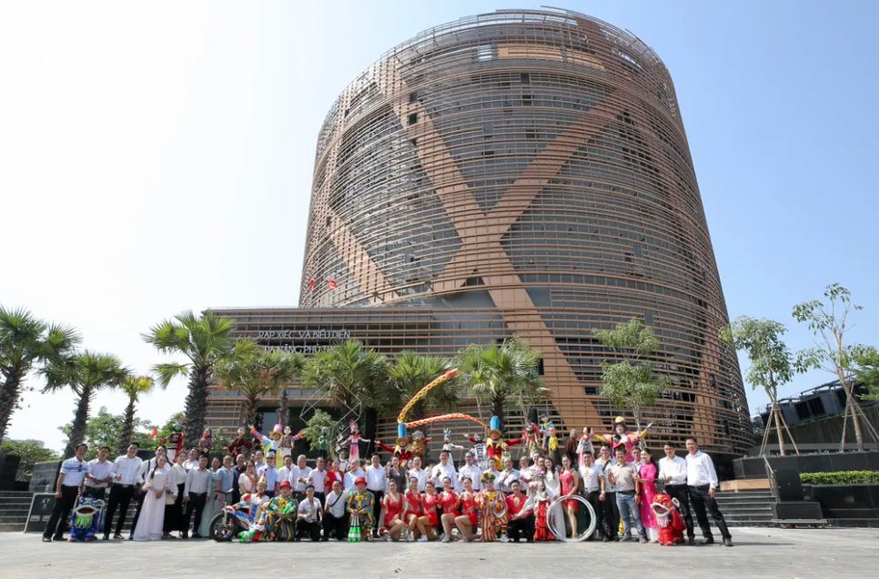 Các đại biểu tham dự Lễ bàn giao công trình Rạp xiếc và biểu diễn đa năng Phú Thọ. Ảnh: DŨNG PHƯƠNG