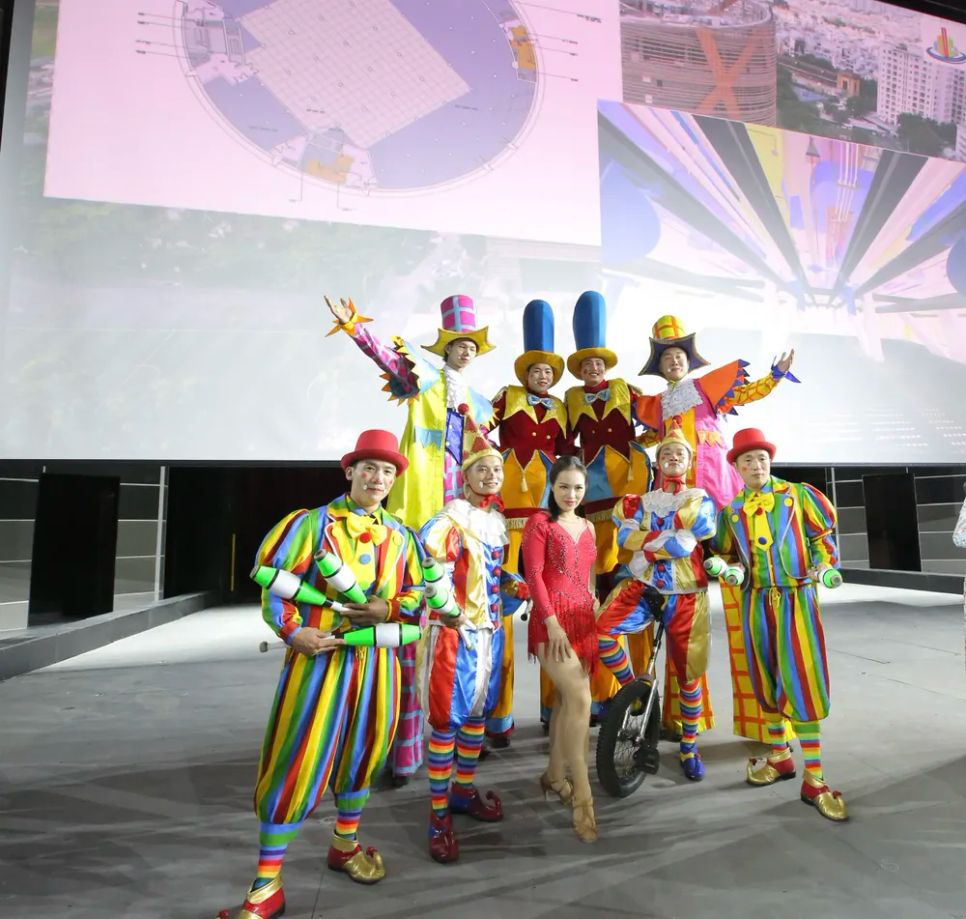 Các nghệ sĩ, diễn viên xiếc, múa rối của Trung tâm Nghệ thuật TPHCM bày tỏ sự vui mừng và hạnh phúc với ngôi nhà nghệ thuật mới, hiện đại, đa năng. Ảnh: DŨNG PHƯƠNG