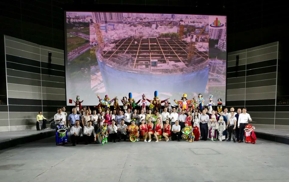 Sân khấu chính với thiết kế 2.000 chỗ ngồi khang trang, hiện đại, đáp ứng các kỹ thuật trình diễn phức hợp như đu bay, treo, rơi kiểm soát trên hệ sàn sân khấu nâng - hạ, hồ nước, sân băng.... Ảnh: DŨNG PHƯƠNG