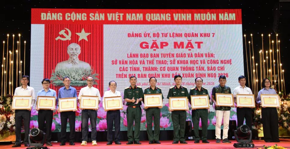 Các tập thể, cá nhân nhận Bằng khen tại buổi gặp mặt