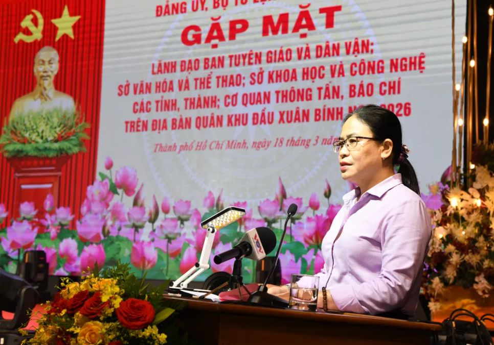 Đồng chí Nguyễn Thị Tuyết Minh phát biểu tại buổi gặp mặt