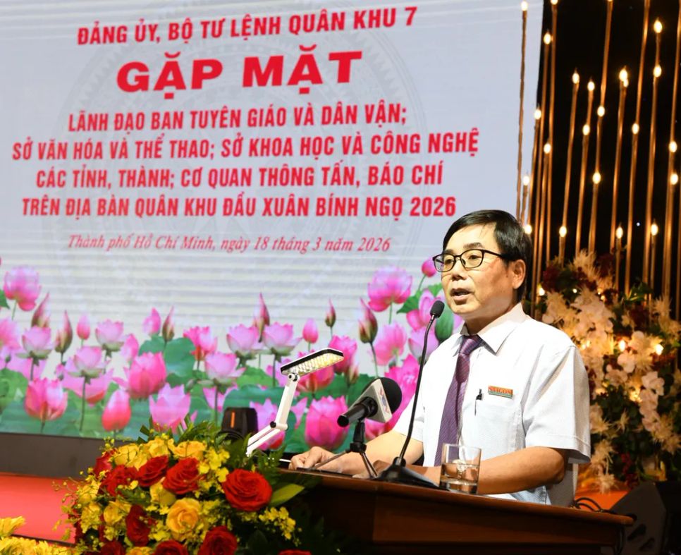 Nhà báo Trần Minh Trường trao đổi về công tác phối hợp tuyên truyền giữa Báo Sài Gòn Giải Phóng và Cục Chính trị Quân khu 7