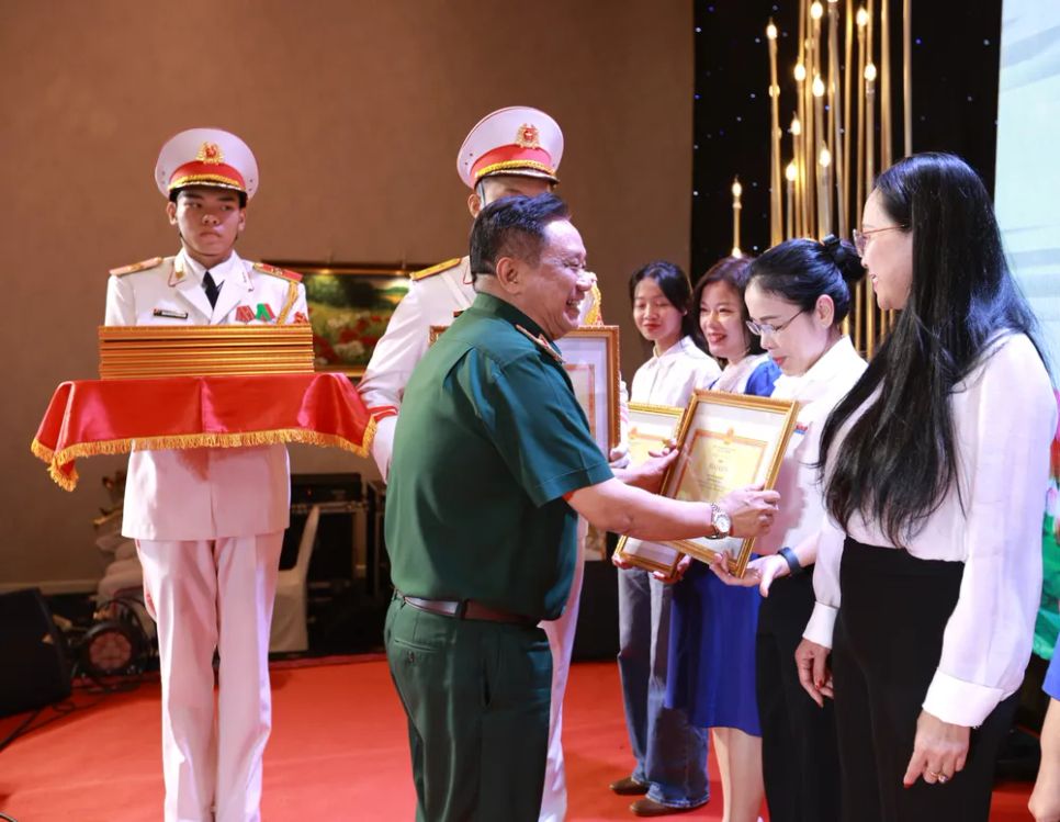 Thiếu tướng Trần Chí Tâm, Phó Chính ủy Quân khu 7 trao Bằng khen đến Ban Chính trị - Xã hội, Báo Sài Gòn Giải Phóng