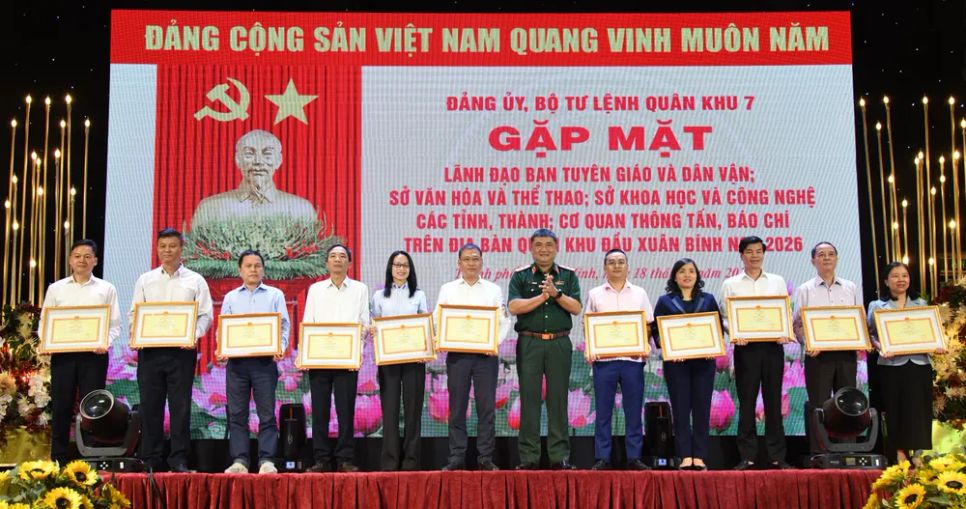 Trung tướng Lê Xuân Thế, Ủy viên Trung ương Đảng, Tư lệnh Quân khu 7 trao Bằng khen đến các tập thể