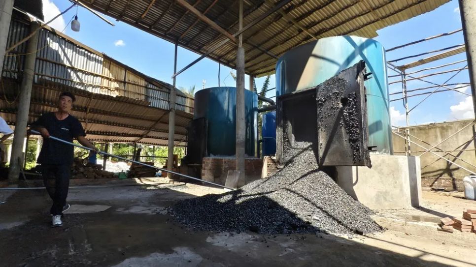 Gáo dừa được đốt trong hệ thống xử lý bằng công nghệ cho ra than biochar