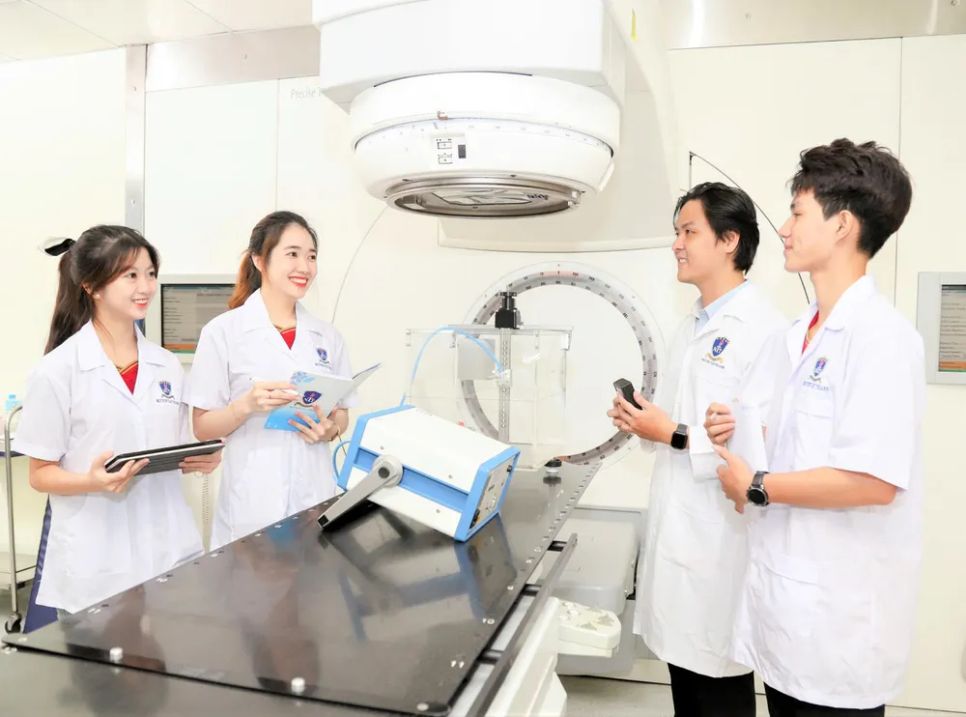 Sinh viên ngành Vật lý y khoa Trường ĐH Nguyễn Tất Thành trong giờ học thực hành