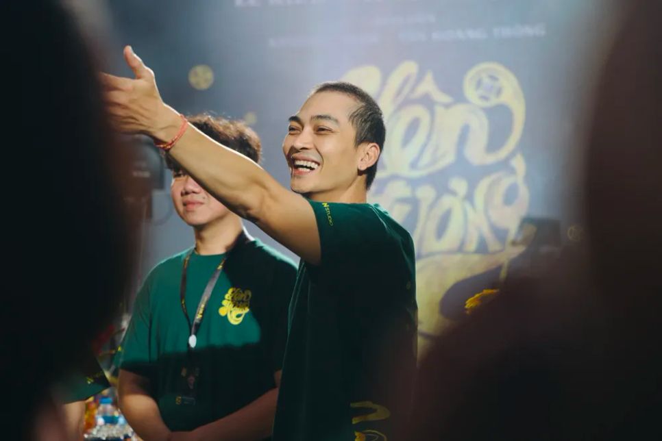 Khương Ngọc hào hứng trong ngày khai máy phim. Ảnh: ĐPCC