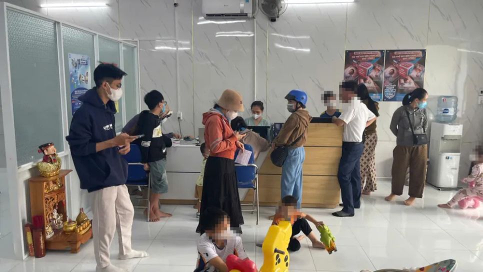 Nhiều phụ huynh ở đặc khu Phú Quốc đưa con đi tiêm vaccine vào sáng 18-3