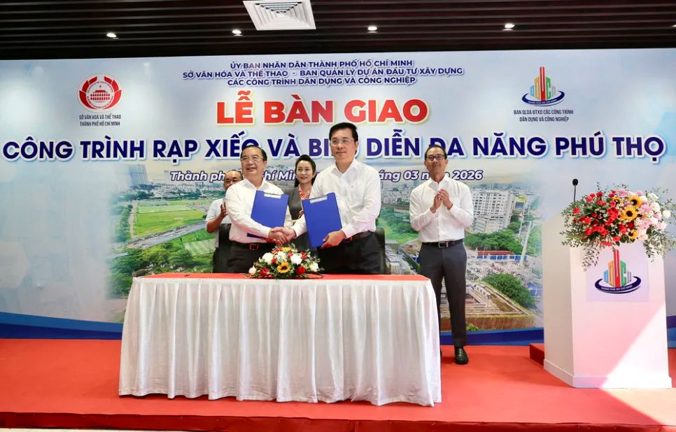 Giám đốc Sở VH-TT TPHCM Trần Thế Thuận và Giám đốc Ban Quản lý dự án đầu tư xây dựng các công trình dân dụng và công nghiệp TPHCM Võ Đức Thanh ký văn bản bàn giao công trình Rạp xiếc và biểu diễn đa năng Phú Thọ cho Sở VH-TT TPHCM. Ảnh: DŨNG PHƯƠNG