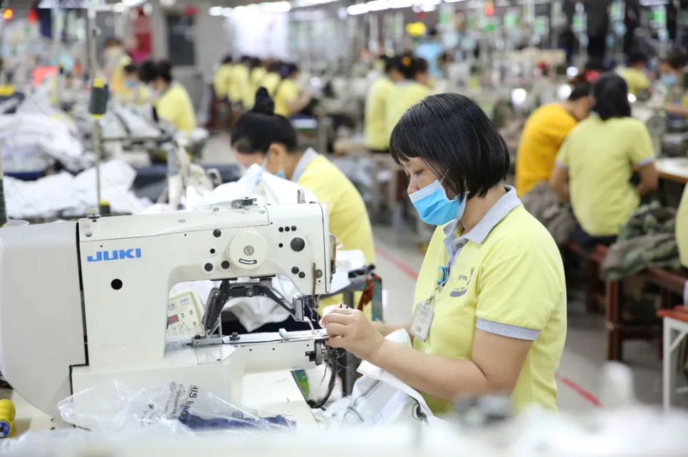 Dây chuyền sản xuất hàng dệt may tại Công ty TNHH Dony. Ảnh: HOÀNG HÙNG