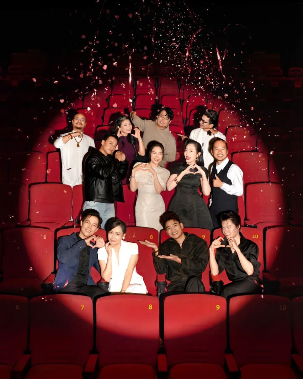 <i>Ê-kíp đoàn phim vui mừng trước doanh thu tăng trưởng ấn tượng. Ảnh: ĐPCC</i>