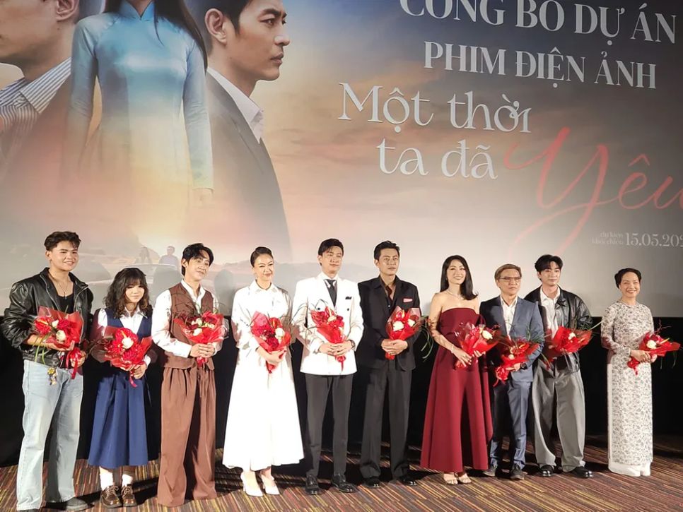 Ê-kíp đoàn phim Một thời ta đã yêu tại buổi công bố dự án. Ảnh: VĂN TUẤN