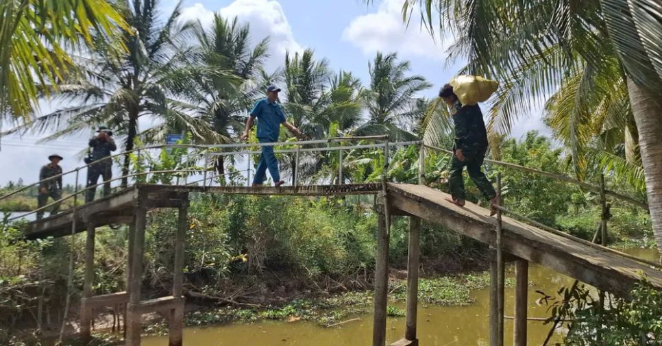 Bộ đội hỗ trợ nông dân tiêu thụ bí đỏ