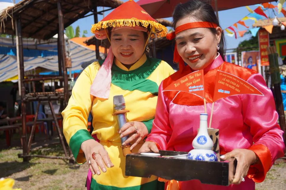 Các nghệ nhân mở hội bài chòi phục vụ du khách, người dân