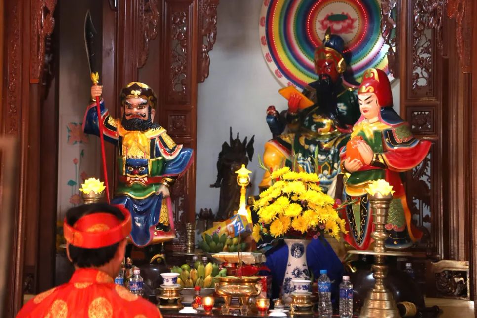 Dâng hương, lễ tại miễu thần Hoàng làng