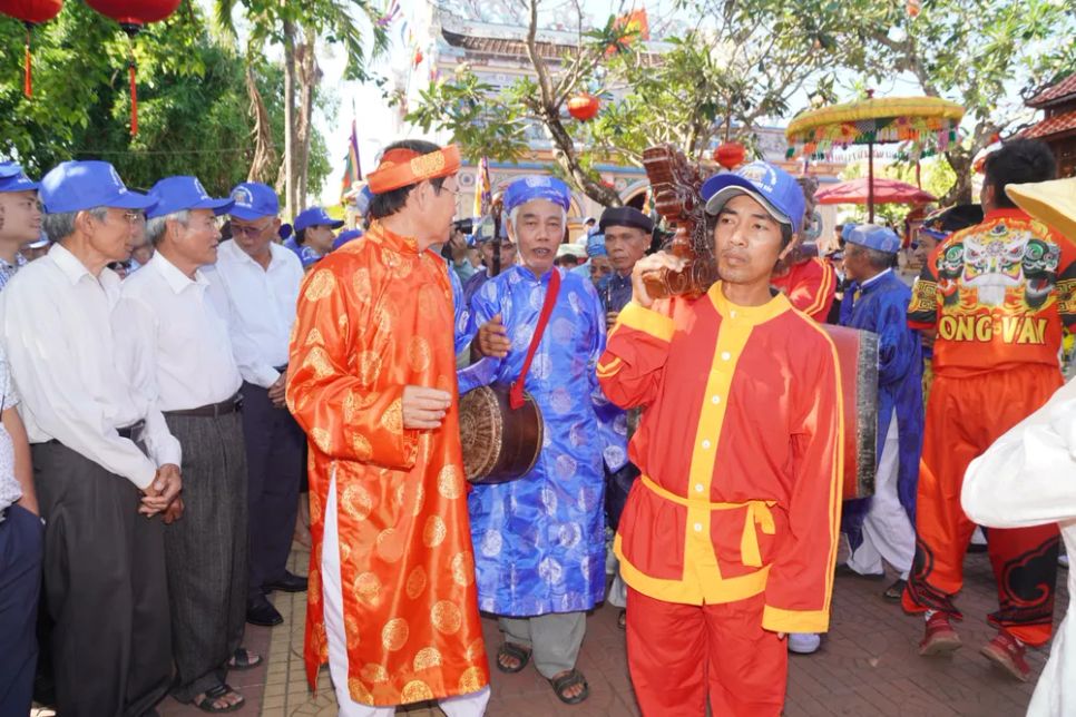 Dòng người khiêng kiệu, đồ lễ đến các điểm di tích