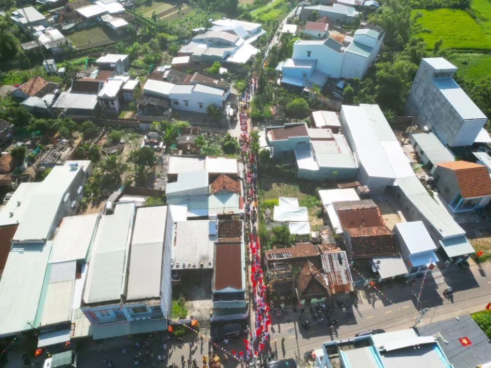 Dòng người nối dài đi bộ trong nghi lễ 