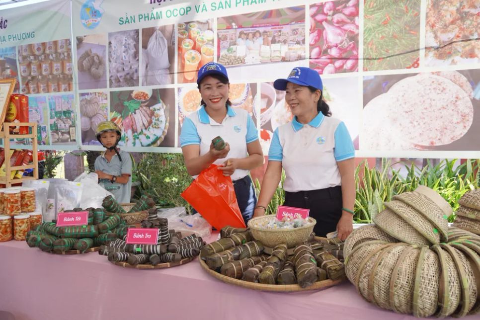 Hàng ngàn người tham gia lễ hội Chùa Bà - Cảng thị Nước Mặn 