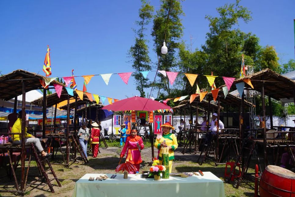 Hàng ngàn người tham gia lễ hội Chùa Bà - Cảng thị Nước Mặn 