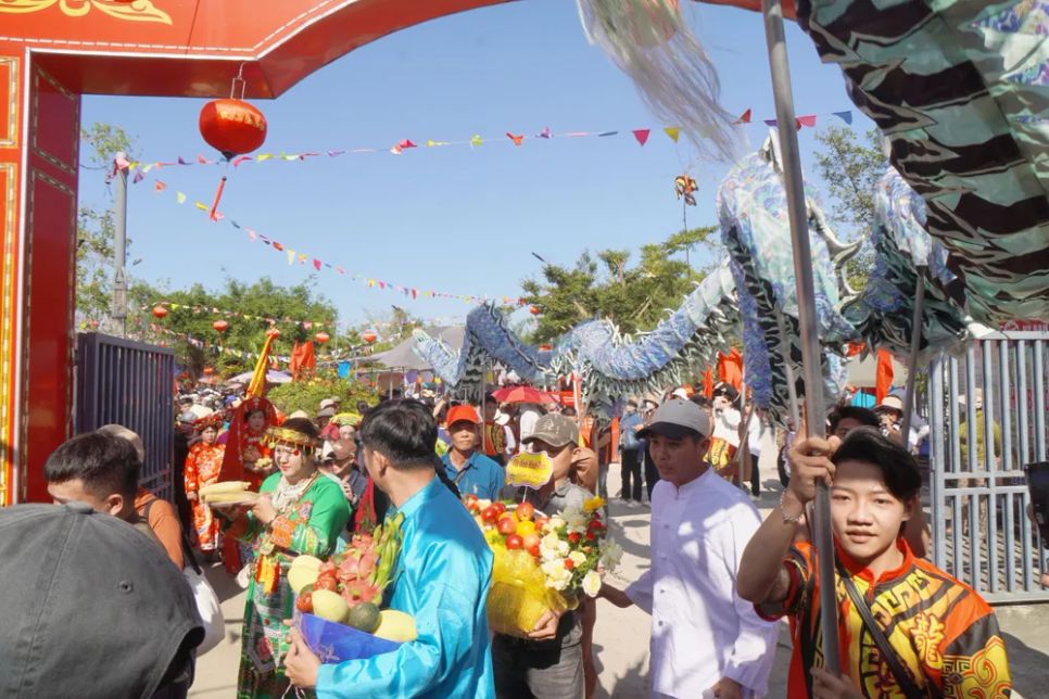 Lễ hội thu hút đông đảo người dân, nghệ nhân, diễn viên, vận động viên địa phương