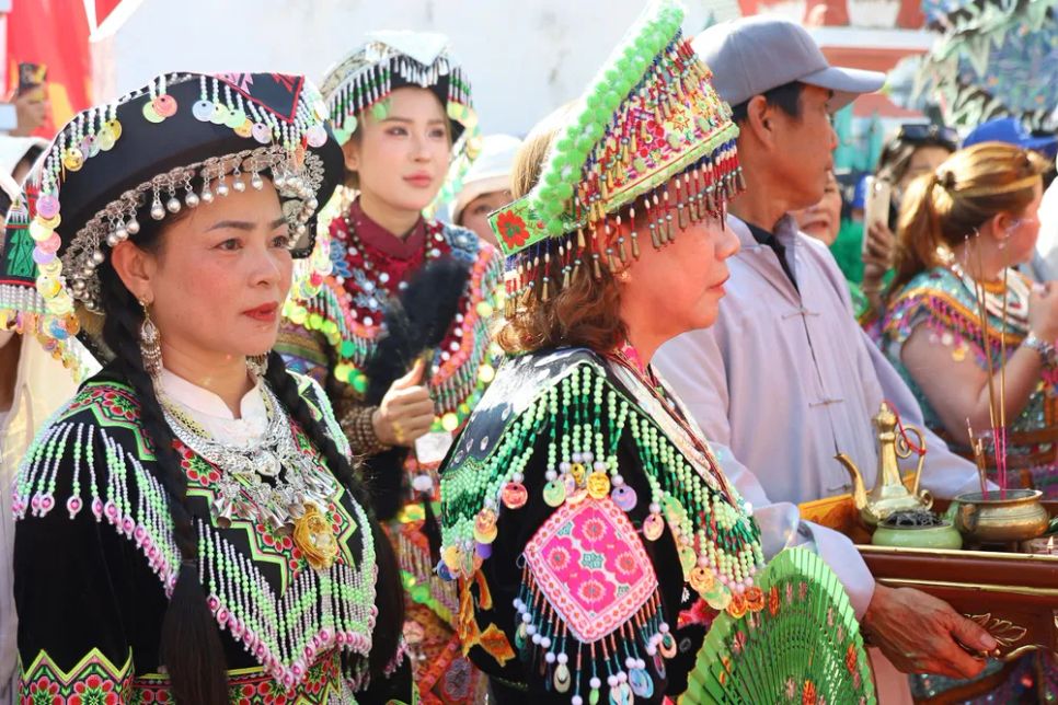 Nhiều người dân mặc đồng phục các dân tộc phía Bắc tham gia lễ hội