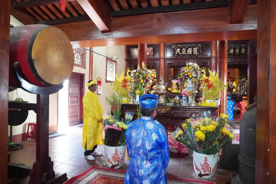 Thực hiện nghi lễ tại Chùa Bà