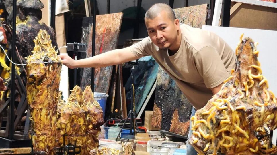 Họa sĩ Lê Hữu Hiếu sáng tạo tác phẩm Họa sĩ Lê Hữu Hiếu sáng tạo tác phẩm