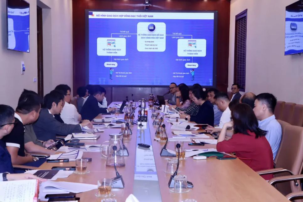 Các bên làm việc về đề xuất niêm yết bạc thỏi trên Sở Giao dịch hàng hóa. Ảnh: DMS