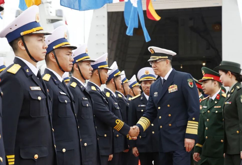 Cán bộ, chiến sĩ tàu 015 Hải quân nhân dân Việt Nam đón Thượng tướng Đổng Quân. Ảnh: QCHQ