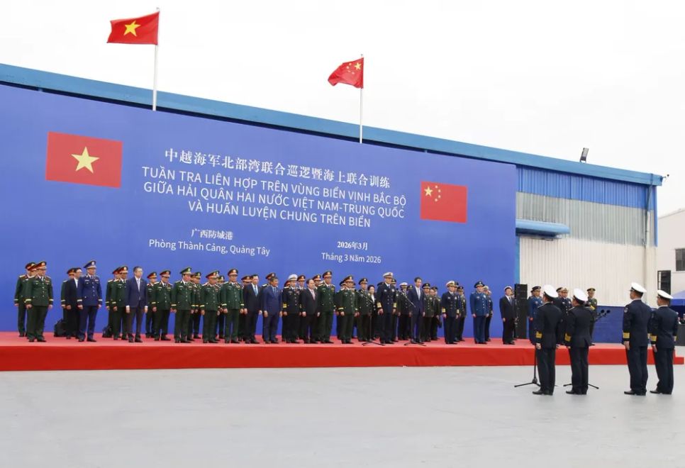 Chỉ huy hai biên đội tàu báo cáo Bộ trưởng Bộ Quốc phòng hai nước và xin chỉ thị rời cảng thực hiện nhiệm vụ. Ảnh: QCHQ