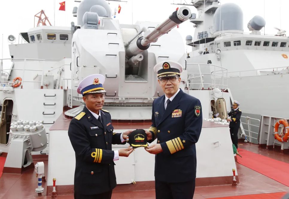 Chỉ huy tàu 015 Hải quân nhân dân Việt Nam trao quà lưu niệm tặng Thượng tướng Đổng Quân. Ảnh: QCHQ